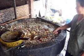 Giá dầu ăn còn cao, còn có dầu bẩn