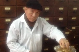 Lương y có bài thuốc ho hiệu quả và 26 năm khám bệnh miễn phí