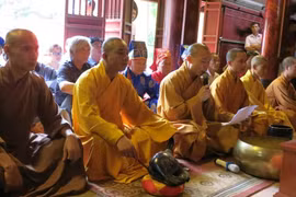 Lửa thiêng thắp tinh thần dân tộc