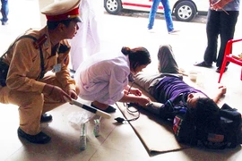 CSGT cứu giúp người đàn ông bất tỉnh giữa đường