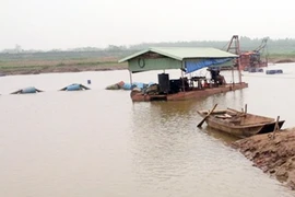 “Đánh” mạnh “cát tặc” trên sông Hồng