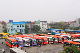 Truy quét mạnh xe dù, cò mồi tại bến xe Nước Ngầm