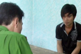 Đập phá xe buýt để tìm vợ