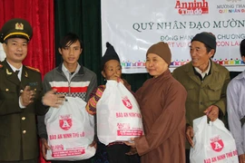 Mang Tết đến người nghèo