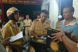 “Xé lẻ” hàng lậu để vận chuyển 