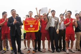 Phòng Viễn thông tin học vô địch