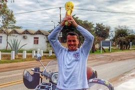 Vượt 24.000km tới Brazil cổ vũ