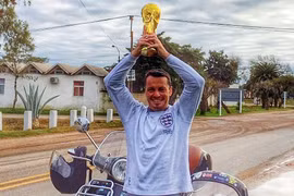 Vượt 24.000km tới Brazil cổ vũ