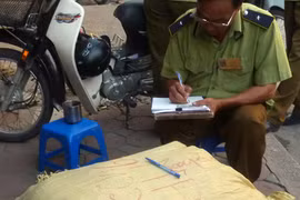 Thu giữ lô áo khoác không rõ nguồn gốc