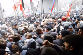 Ukraine: Trụ sở chính quyền ở Crimea bị chiếm giữ