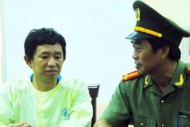 Thăm hỏi y sĩ hải quân có con bị bệnh hiểm nghèo