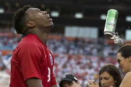 Tiền đạo ĐT Anh bị ném cả lon bia vào người