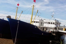 Chờ tàu vỏ thép để vươn khơi