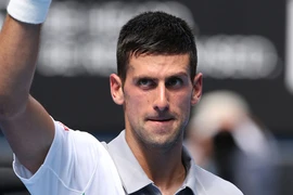 Djokovic & Serena thẳng tiến