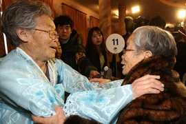 Xúc động cuộc đoàn tụ sau 60 năm