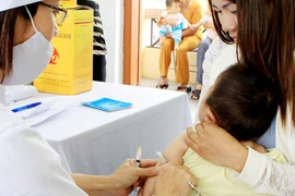 Chờ được vaccine thì hết dịch?