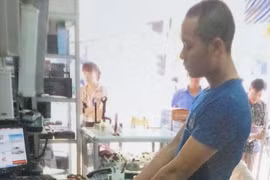 Gí dao, nhốt chủ cửa hàng vào nhà vệ sinh để cướp