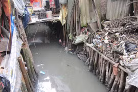 Sống chung với “bể phốt” lộ thiên