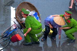 Các đồng chí là người bạn của dân