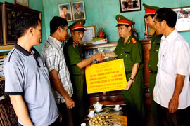 Xây dựng nhà tình nghĩa tặng gia đình liệt sỹ 