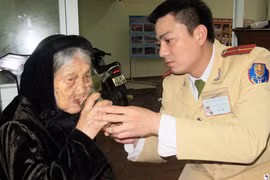 Kịp thời giúp đỡ cụ bà bị lạc 