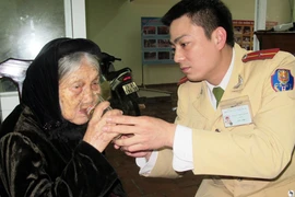 Kịp thời giúp đỡ cụ bà bị lạc 