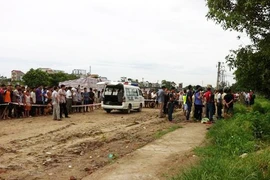 Treo cổ bằng rễ cây đa