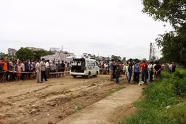 Treo cổ bằng rễ cây đa