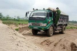 Điểm khai thác cát trái phép... được xã “tạo điều kiện”