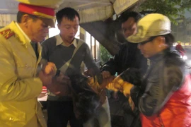 CSGT lại cứu người định tự tử trên cầu Chương Dương