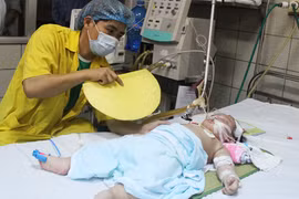 Nắng nóng, nhiều trẻ nhiễm bệnh vì nằm điều hòa