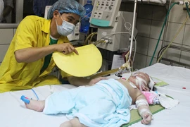 Nắng nóng, nhiều trẻ nhiễm bệnh vì nằm điều hòa