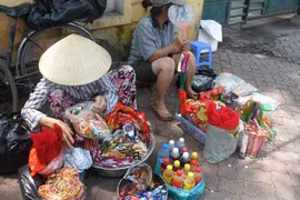 Quà vặt bẩn tại cổng trường: Sẽ công khai cơ sở vi phạm