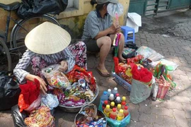 Quà vặt bẩn tại cổng trường: Sẽ công khai cơ sở vi phạm