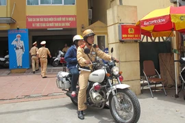 CSGT giúp đỡ nhiều thí sinh gặp sự cố 