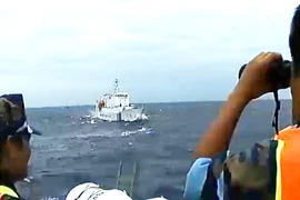 Tàu Việt Nam kiên trì bám trụ