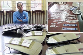 Chồng đèo vợ sắp sinh đi vặt phụ tùng ô tô