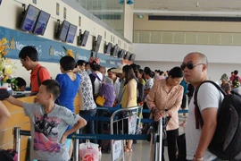 Chậm, hủy chuyến bay: Vẫn “né” trách nhiệm