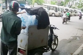 Chưa an tâm với chất lượng nước đá viên, nước đóng chai