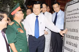 Phát triển đất nước đi đôi với bảo vệ độc lập, chủ quyền