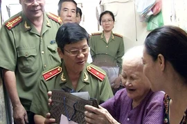 Thăm hỏi, tặng quà các gia đình thương binh, liệt sỹ