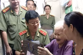 Thăm hỏi, tặng quà các gia đình thương binh, liệt sỹ