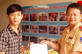 Nam sinh vui mừng được CSGT tìm thấy xe mất trộm