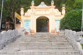 Đầu năm nói chuyện đi chùa và những ngôi chùa không có hòm công đức