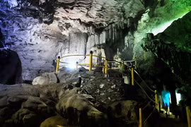 Kỳ bí Động Treo lưng chừng núi