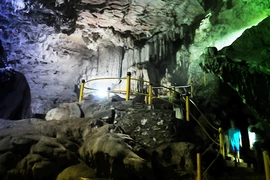 Kỳ bí Động Treo lưng chừng núi