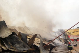 Cháy “thổi bay” cả kho hàng lớn