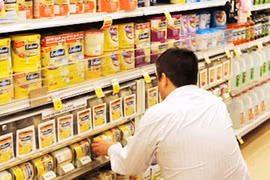 Giá sữa liên tục tăng và nghi vấn chuyển giá