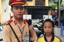 CSGT đến tận trường trao trả lại cặp đánh rơi