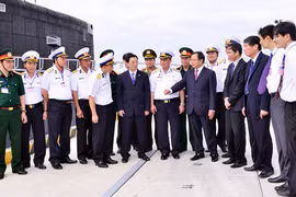 Bí thư Thành ủy Phạm Quang Nghị thăm tàu ngầm Hà Nội